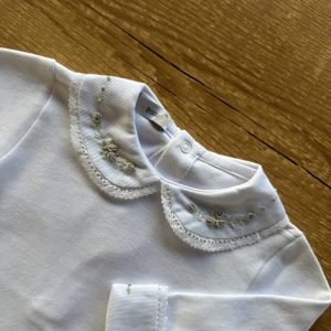 Body Bebe em Algodão Pima Gola e Punho Bordado Florzinhas Lavanda