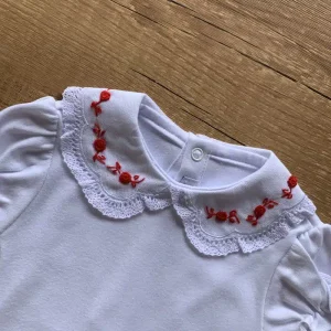 Body Bebê em Algodão Pima Princesa Gola Ondulada Gripier Bordado Rococó Branco com Vermelho