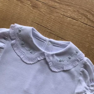 Body Bebê em Algodão Pima Princesa Gola Ondulada Gripier Bordado Rococó Branco com Azul Pó