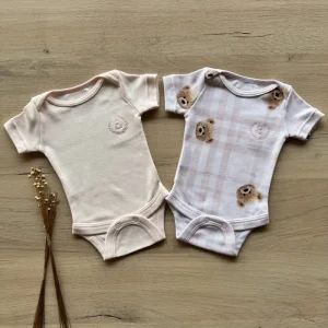 Kit 2 Body Bebe em Algodão Egípcio Curto Urso Xadrez Rosa Pó